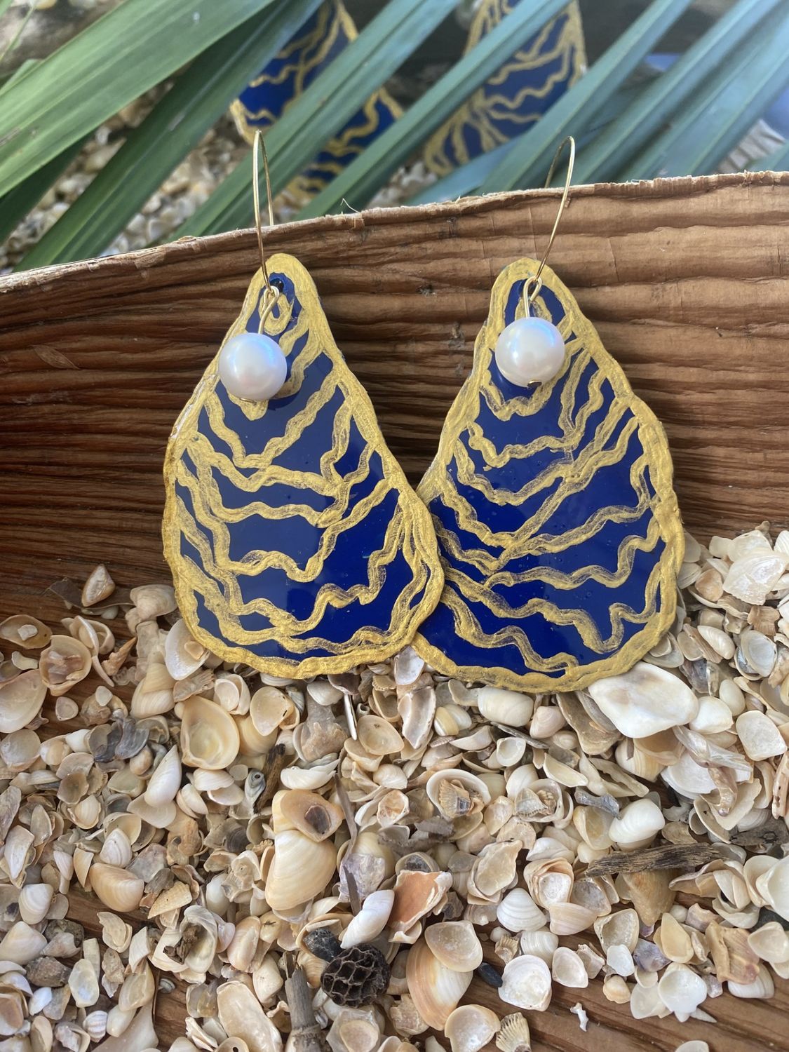nikar (oyster) medium gold earrings (shipping included)