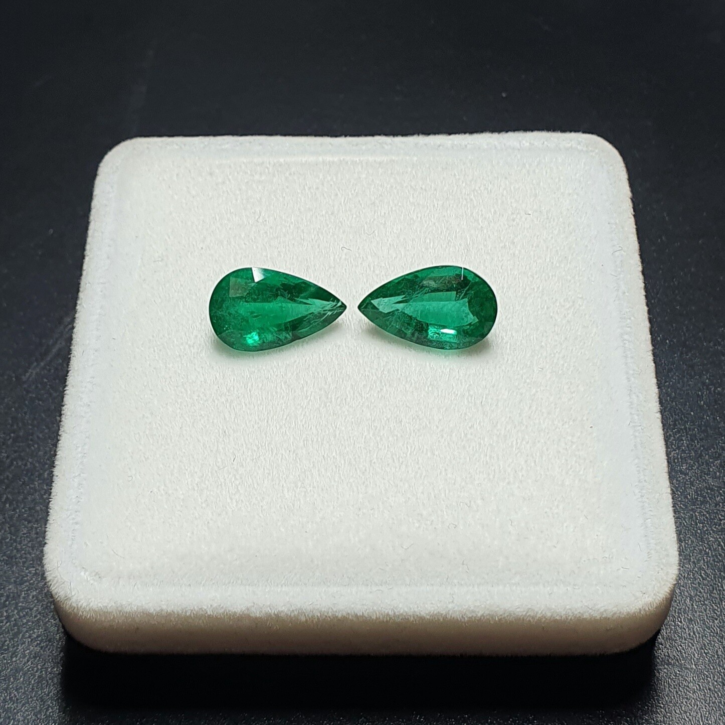 Emeralds Pear cut pair 2.44 ct and 2.51 ct