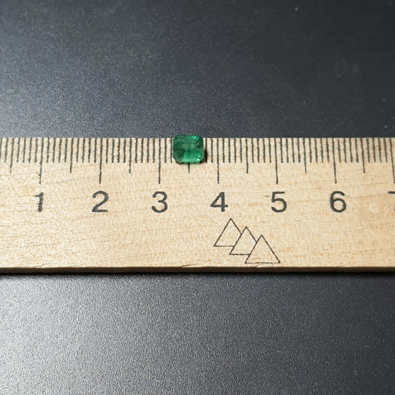 Sq.Emerald 0.80 ct