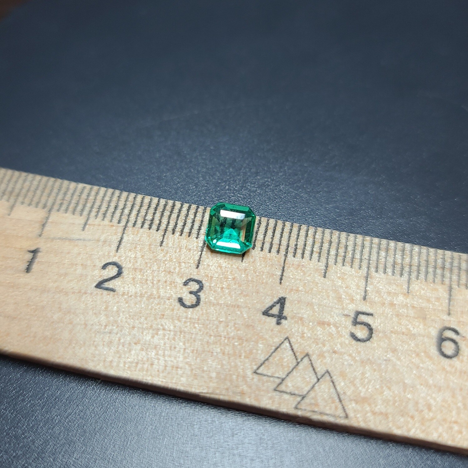 Sq.Emerald cut 0.94 ct