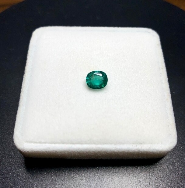 Emerald Cushion cut 1.05 ct