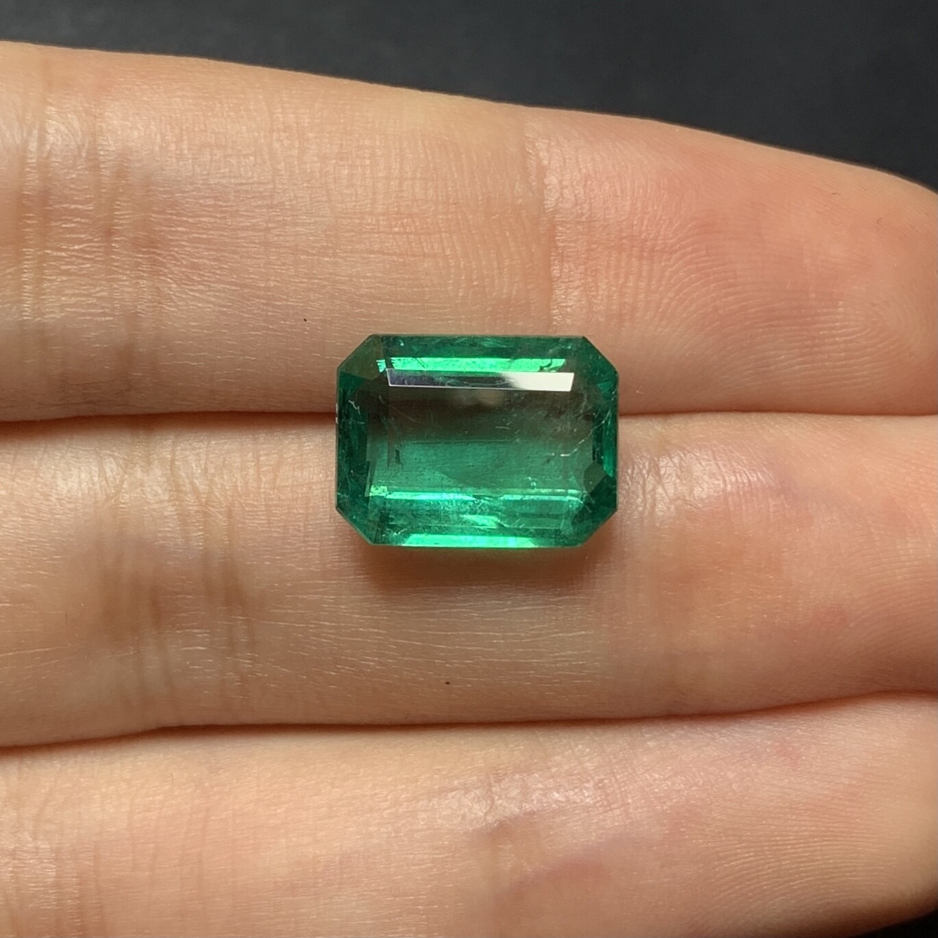 Emerald ostagon cut 5.28 ct