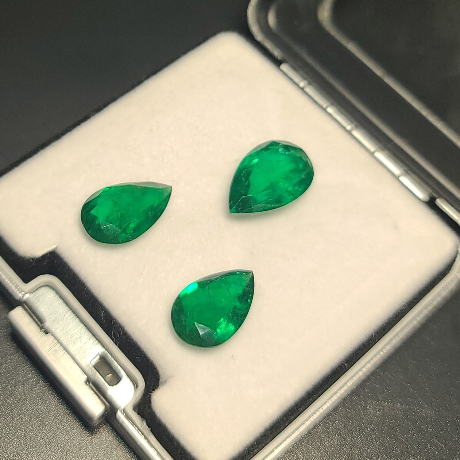 3.49 ct and 3.75 ct and 5.85 ct Emeralds Pear cut set
