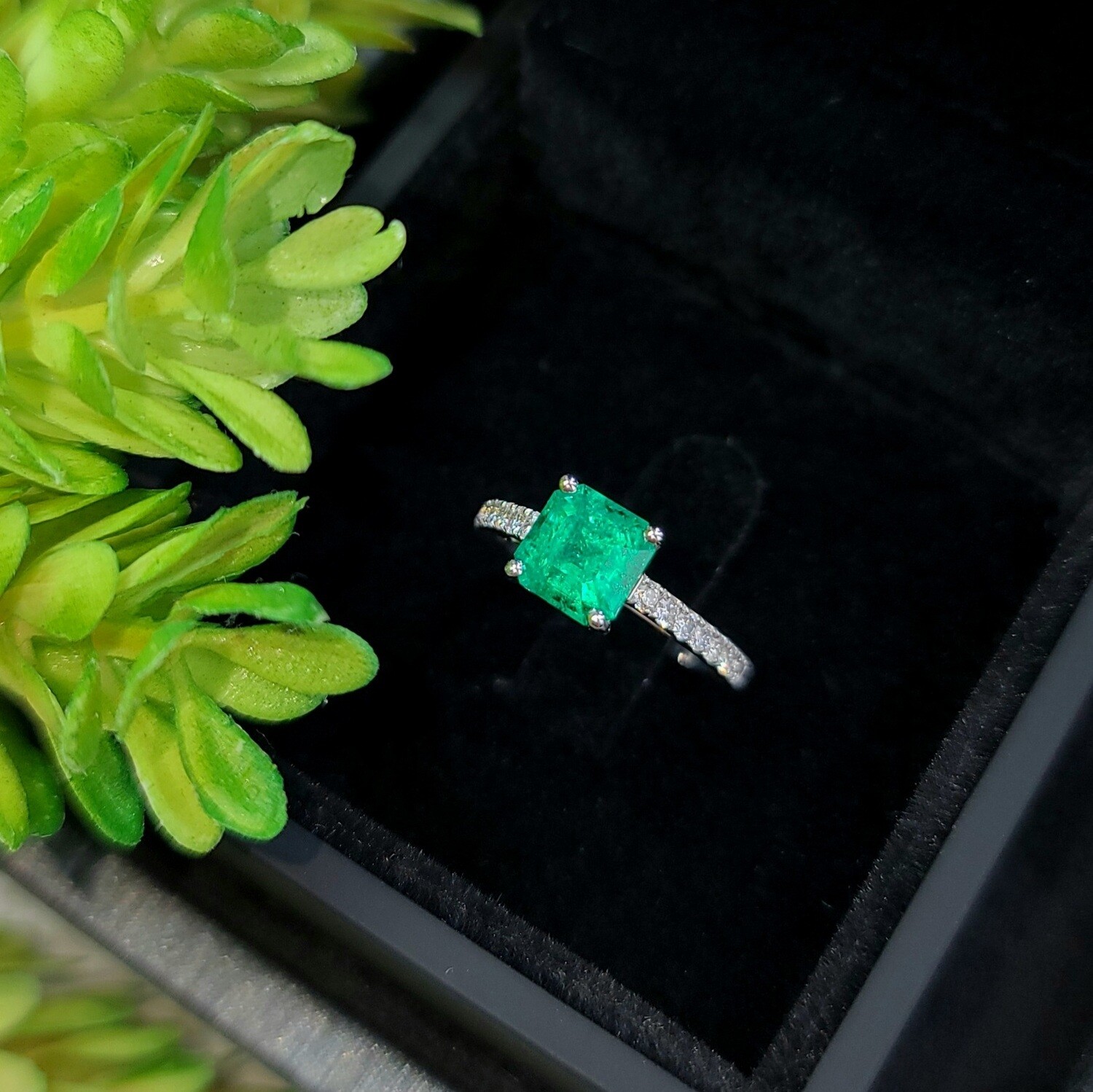 Emerald ring Sq.Emerald cut 1.57 ct