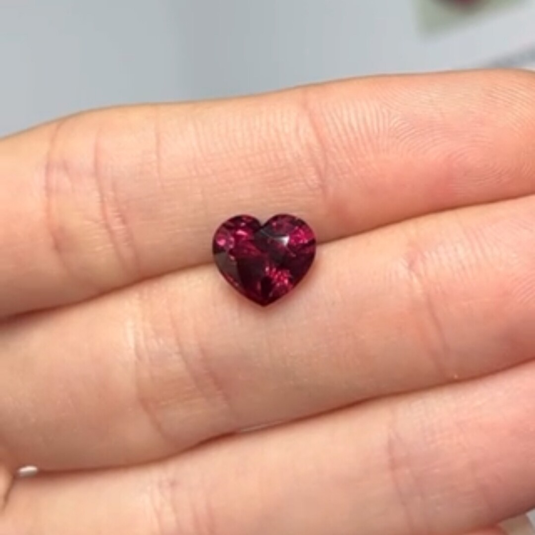 Spinel Heart cut 3.17 ct