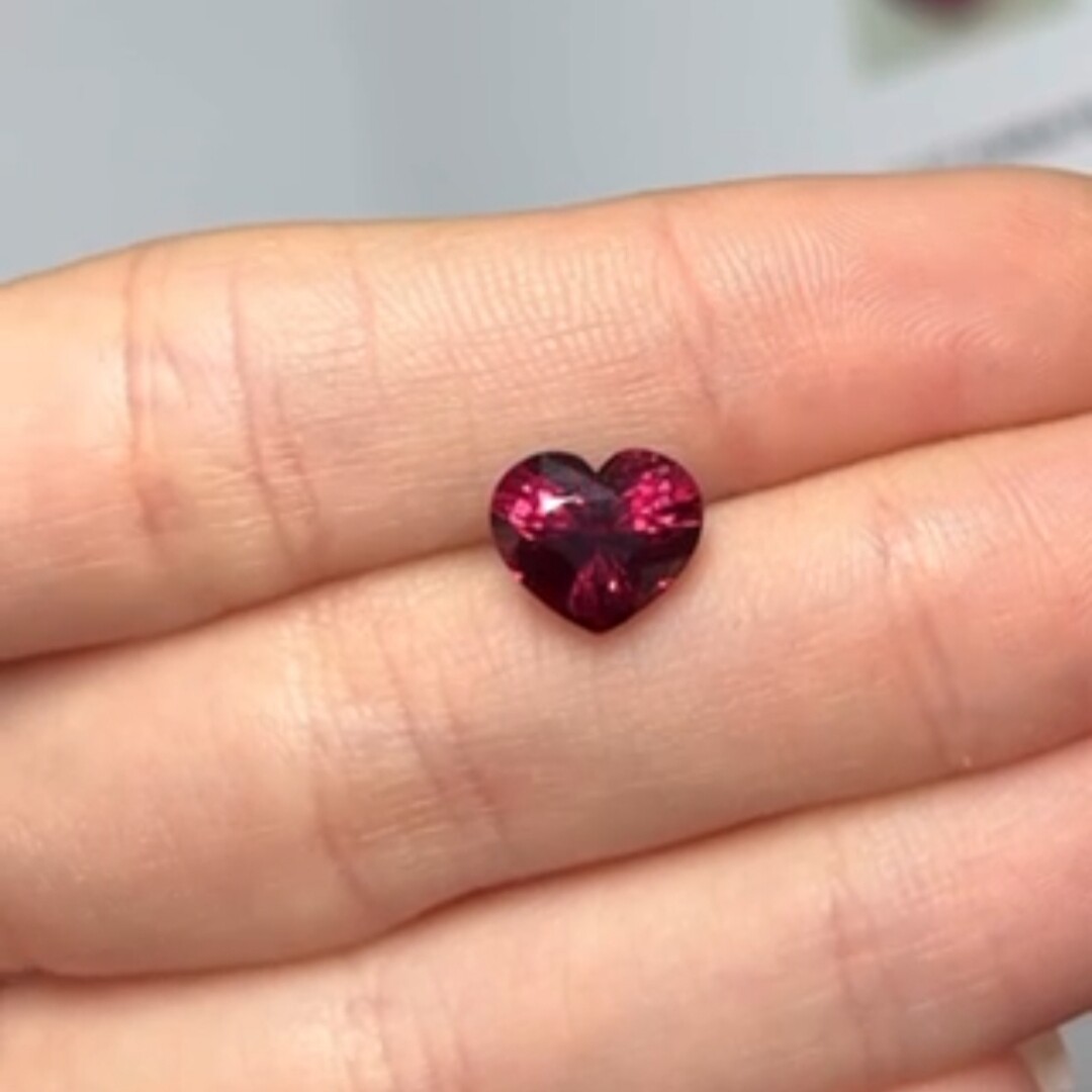Spinel Heart cut 3.17 ct