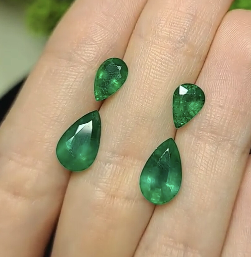 Emeralds Pear cut set 1.03 ct and 1.06 ct and 2.44 ct and 2.51 ct