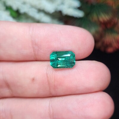 Emerald ostagon cut 4.17 ct