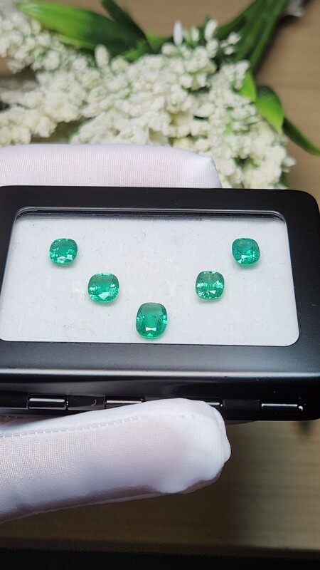 7.63 ct Emerald Cushion cut set