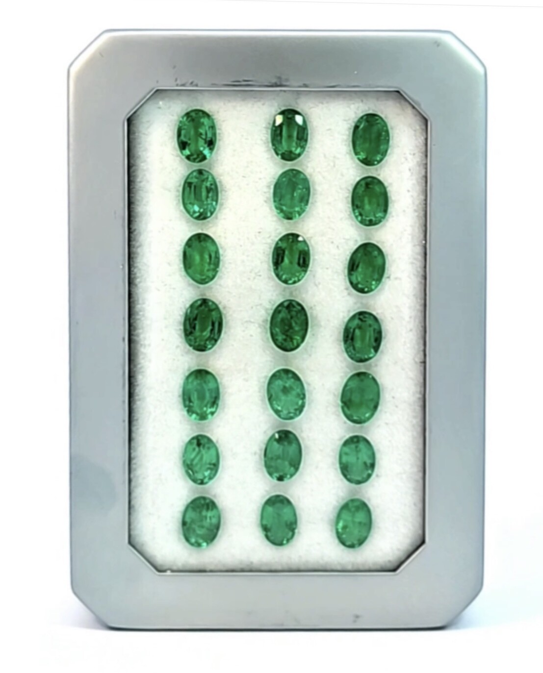 14.47 ct Emerald set oval cut