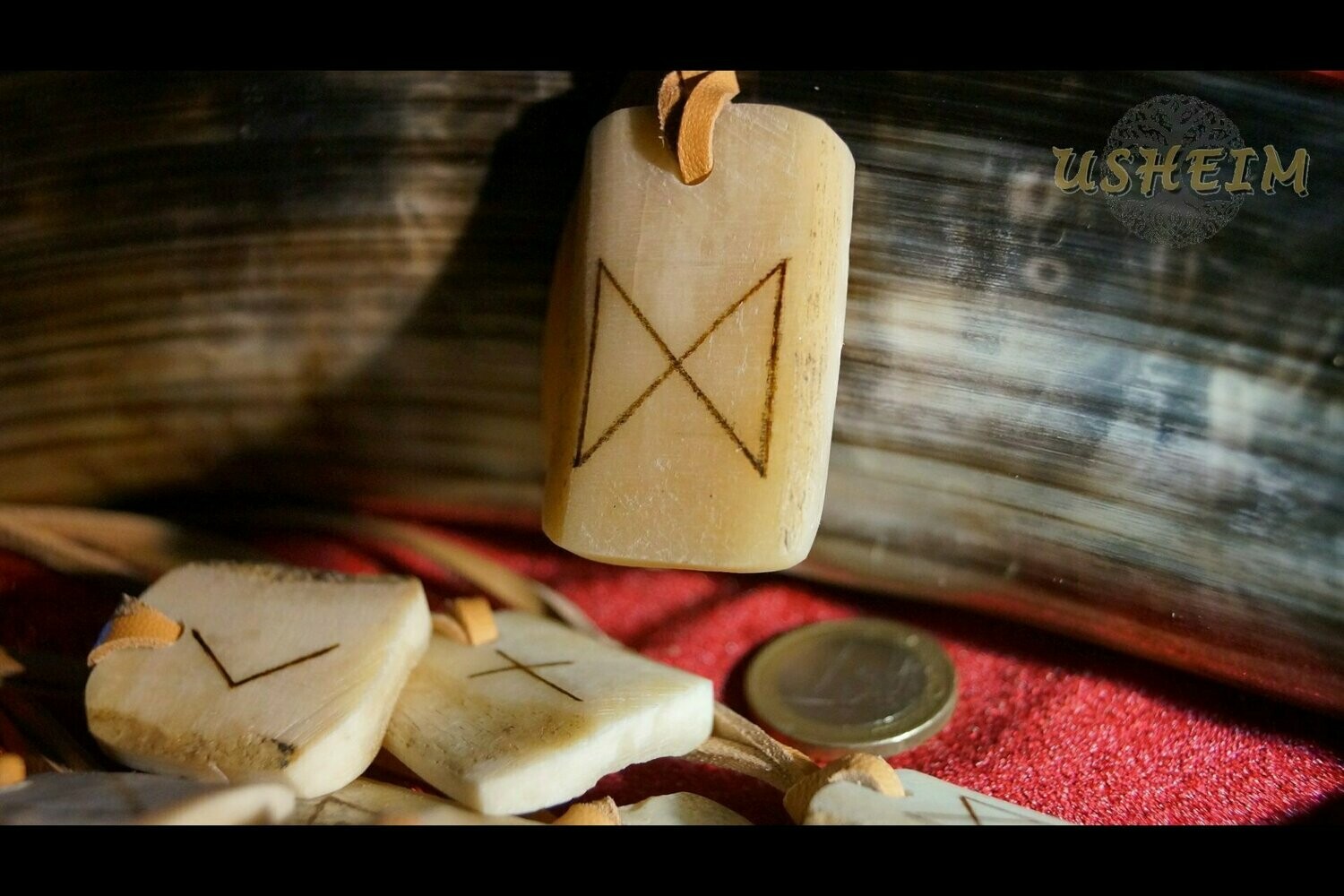 Knochenanhänger (groß) mit gebrannter Rune Dagaz