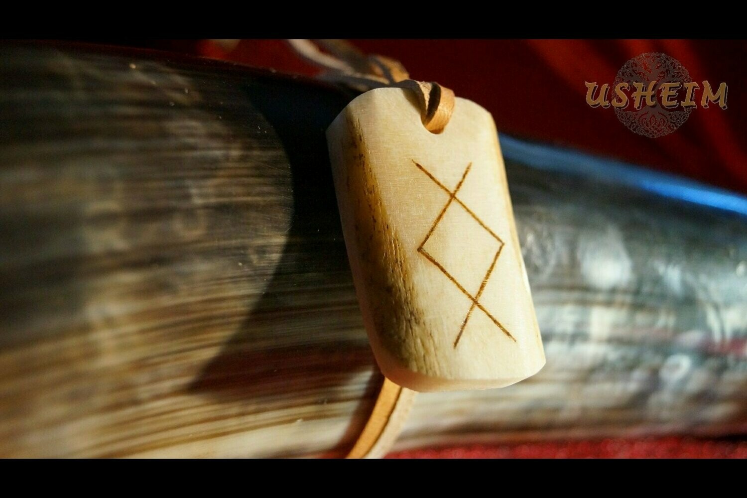 ​Knochenanhänger (groß) mit gebrannter Rune Ingwaz