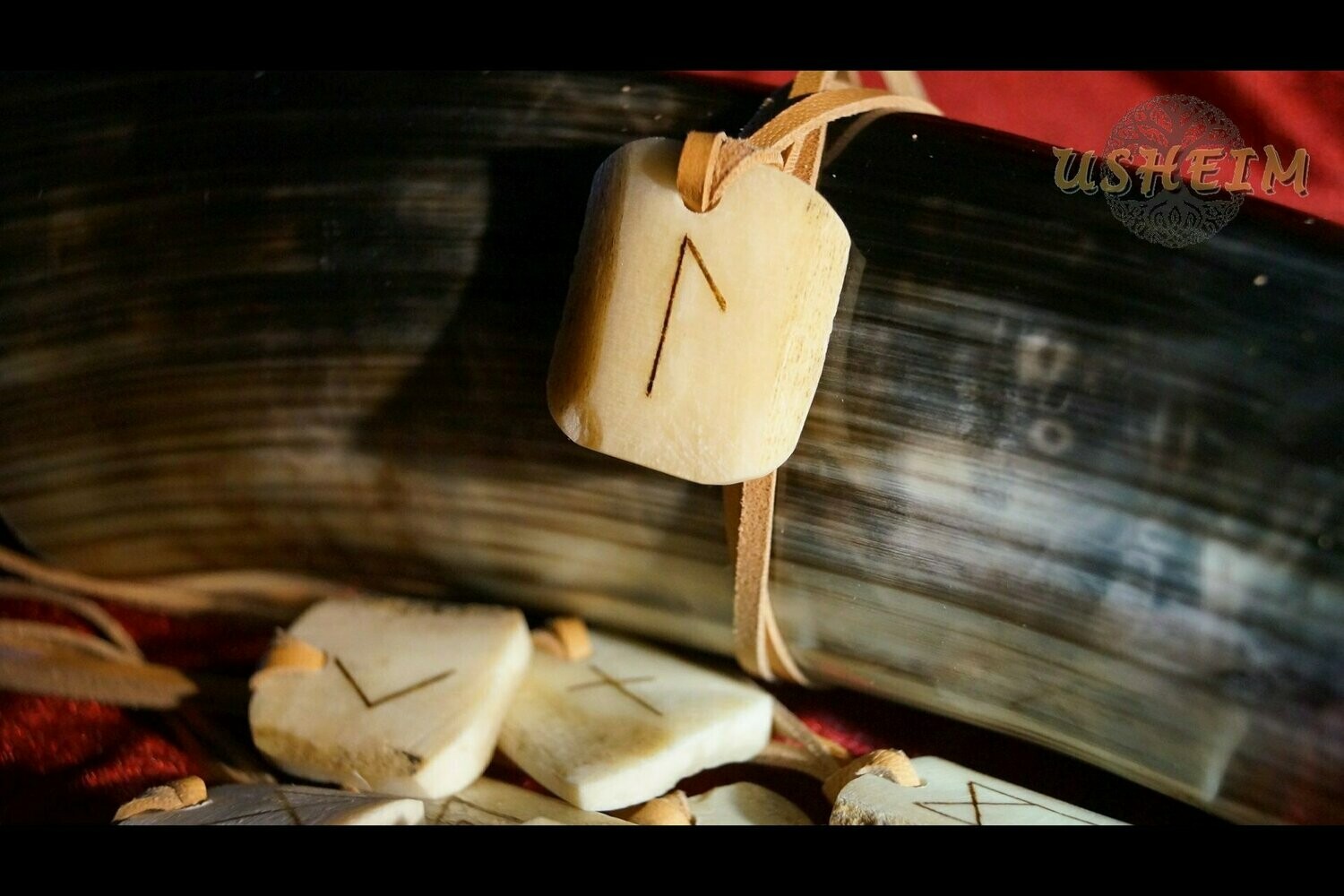 ​Knochenanhänger (klein) mit gebrannter Rune Laguz
