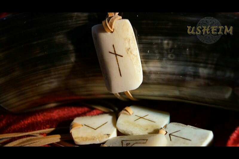 ​Knochenanhänger (groß) mit gebrannter Rune Naudhiz