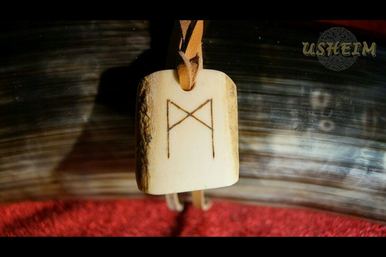 ​Knochenanhänger (klein) mit gebrannter Rune Mannaz