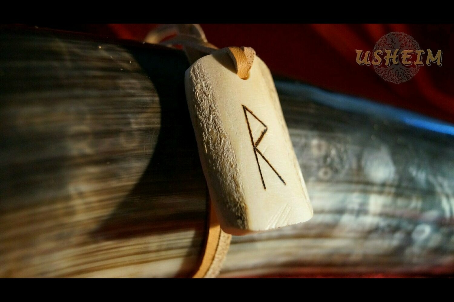 Knochenanhänger (groß) mit gebrannter Rune Raidho