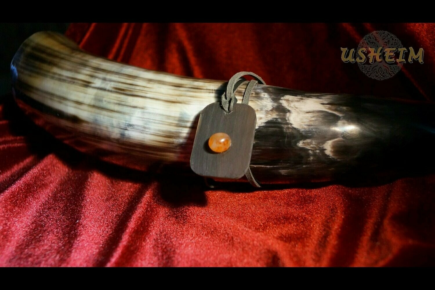 Horn-Anhänger mit Karneol-Schmuckstein (Blutstein)