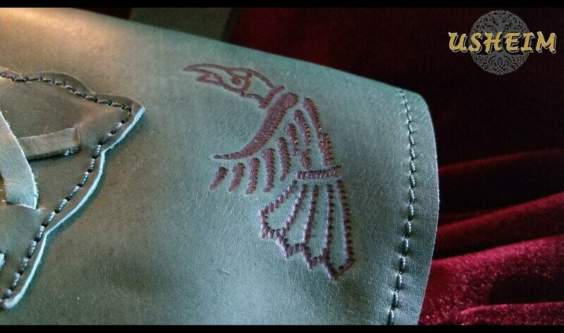 ​Gürteltasche „Signy“ - grün mit eingebranntem Raben Hugin