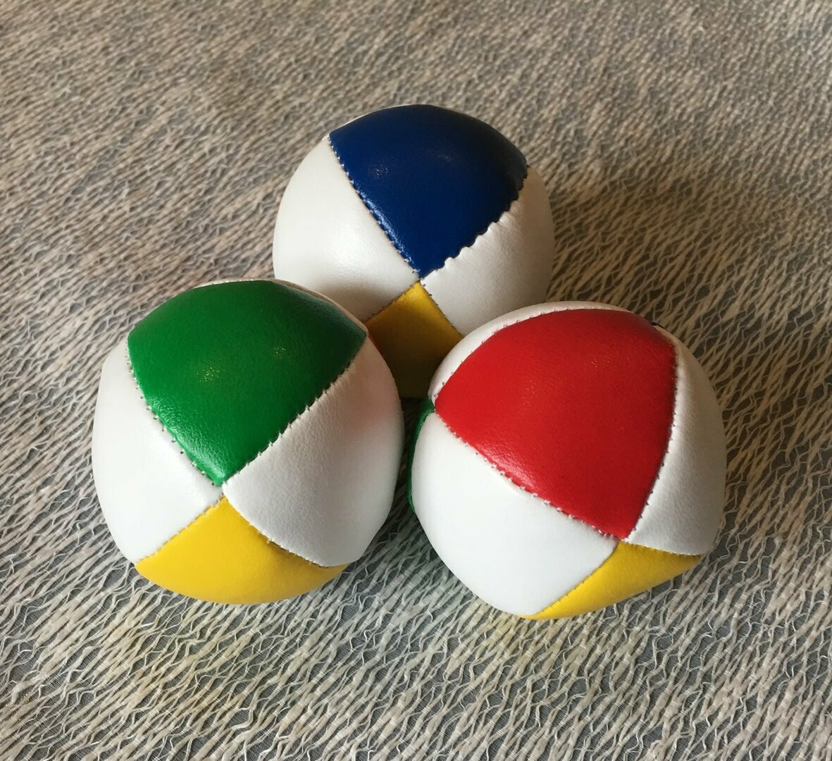 REHORULI®-Jonglierball M++ - Größe M (90g) - 8-Panel (Dreieck)en