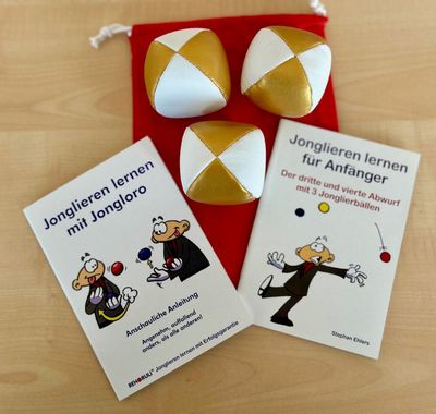 Drei gold-weisse Bälle im Jonglierball-Set  (Größe M) im Baumwollsäckchen