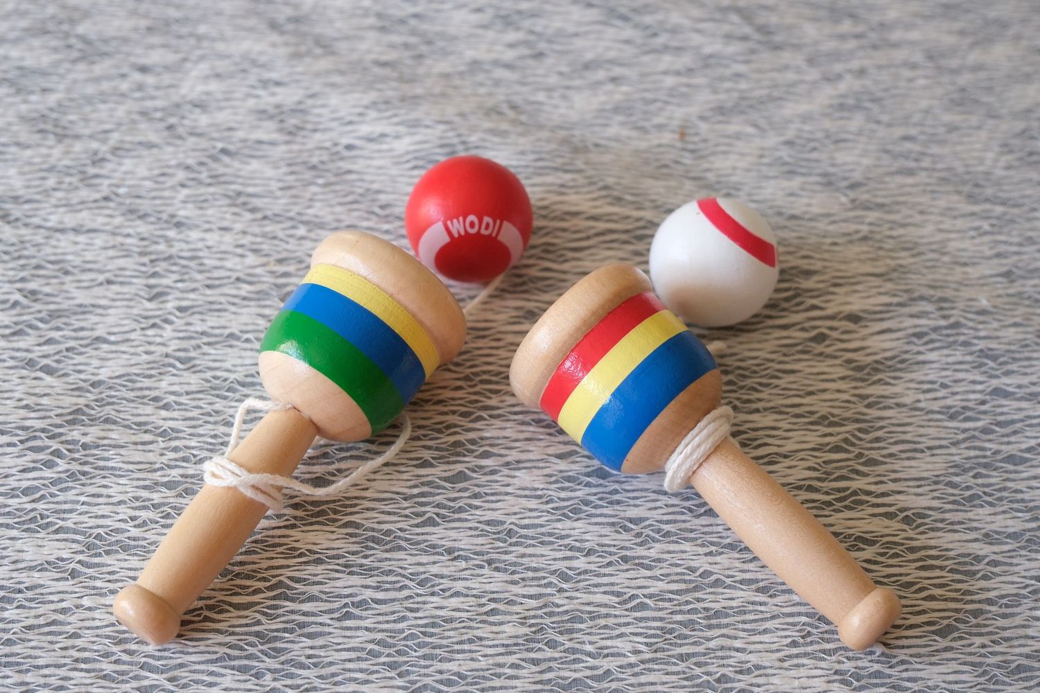 Geschicklichkeitsspiel Ball in Becher - aus Holz Geschicklichkeitsspiel Ball in Becher - aus Holz