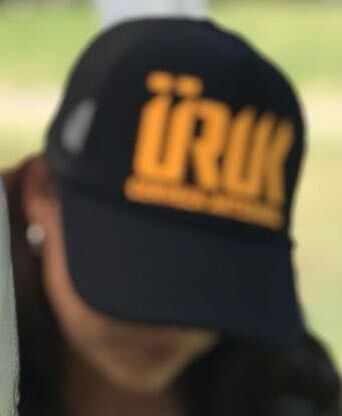 Gorra con Visera Negra y Amarilla Üruk