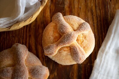 Hojaldra/Pan de muerto nuez rellena de dulce de camote Hojaldra/Pan de muerto nuez rellena de dulce de camote