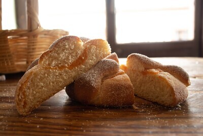 Hojaldra/Pan de muerto nuez rellena de dulce de camote