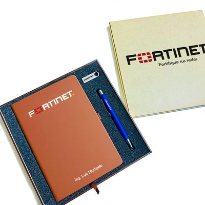 Combo personalizado cuaderno A5, esfero y USB