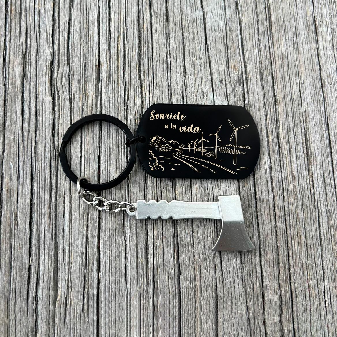 Llavero rectangular grande negro con hacha