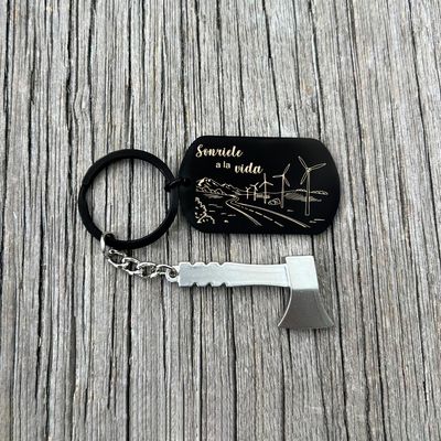 Llavero rectangular grande negro con hacha