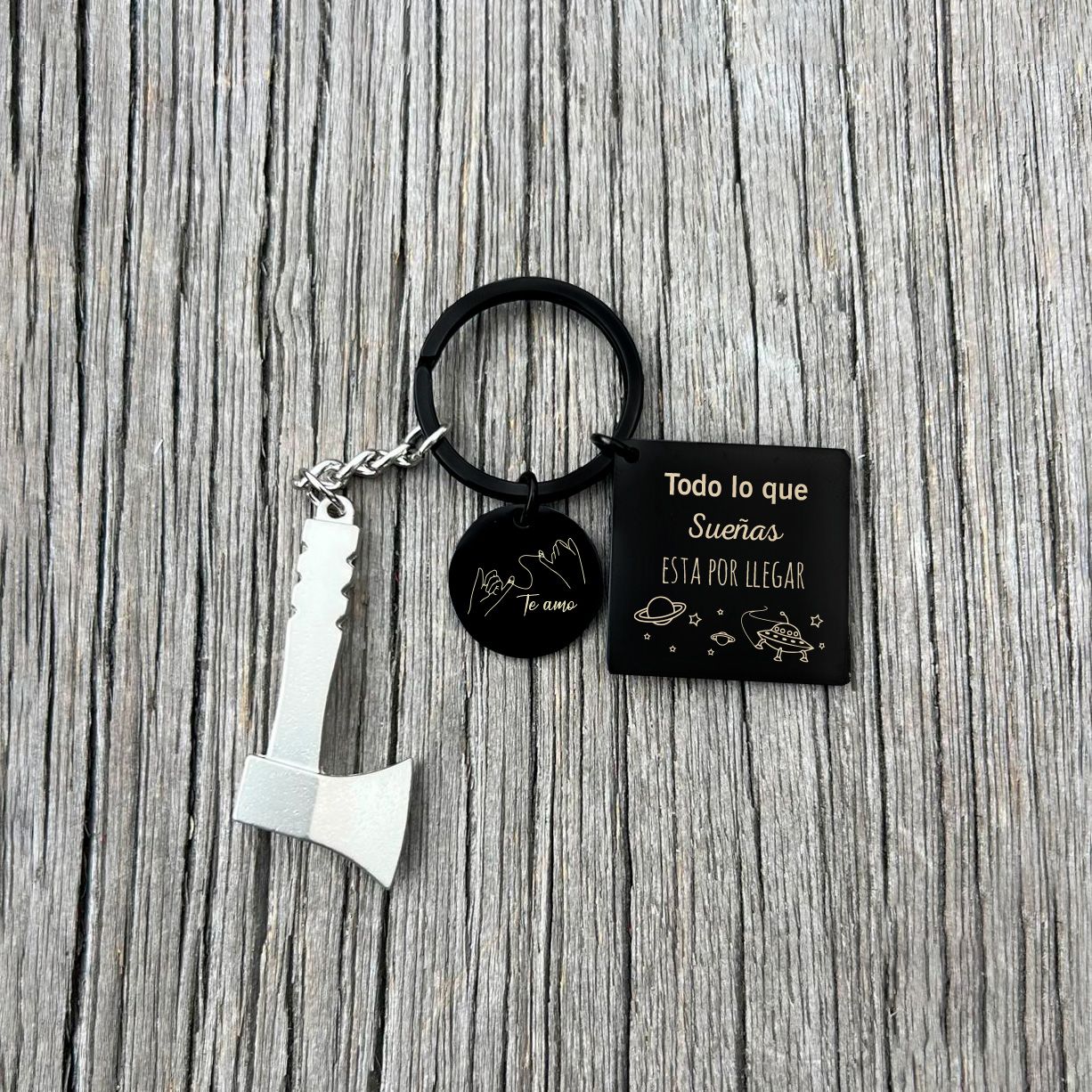 Llavero cuadrado círculo negro con hacha 3D personalizado