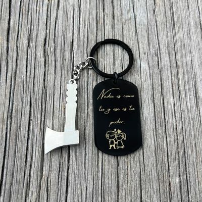 Llavero rectangular grande negro con hacha