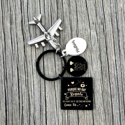 Llavero cuadrado circulo negro ovalo con avión 3D personalizado