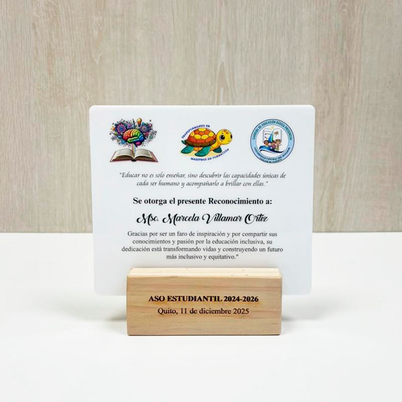 Trofeo acrilico rectangular con base de madera Trofeo acrilico rectangular con base de madera