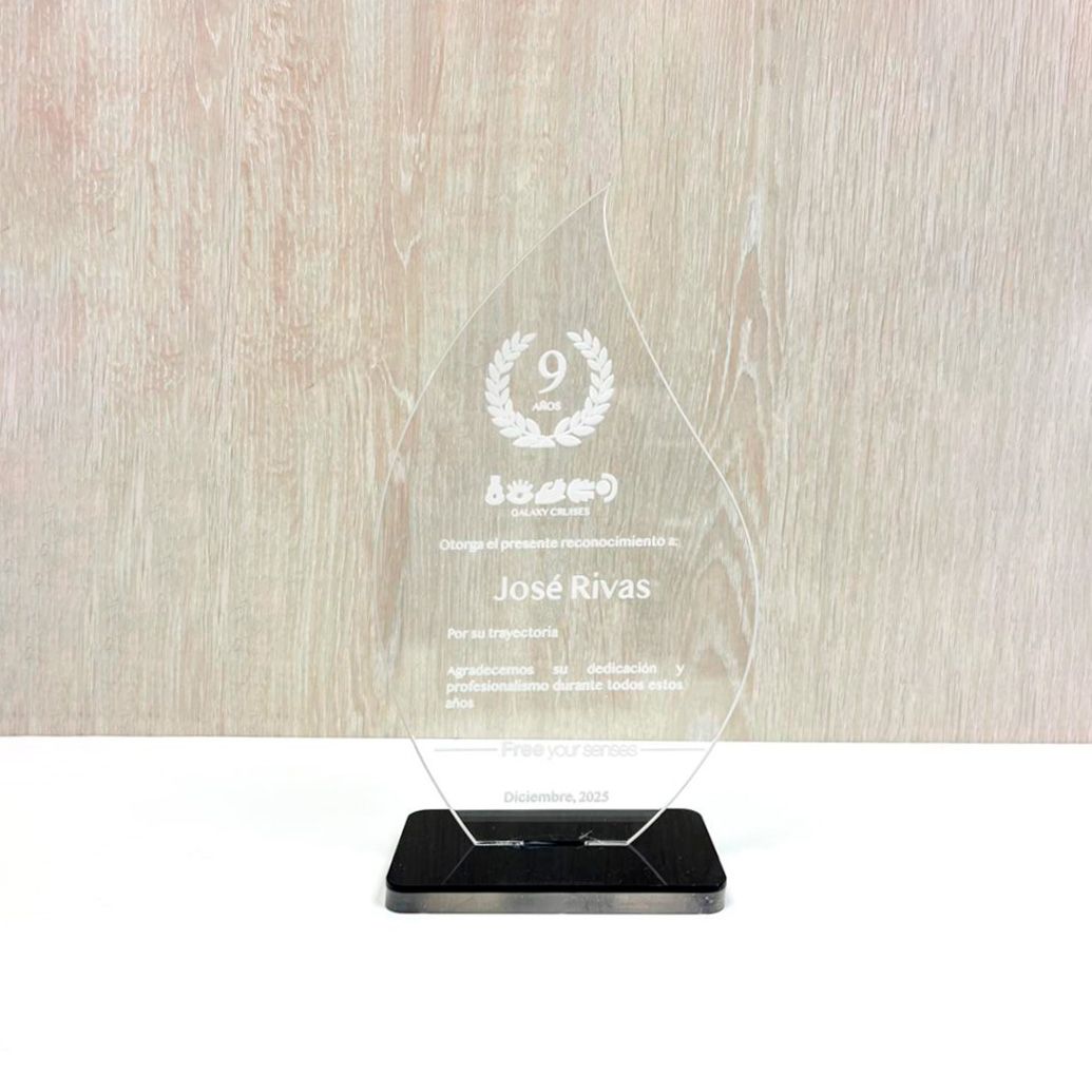 Trofeo en acrílico transparente base acrilico