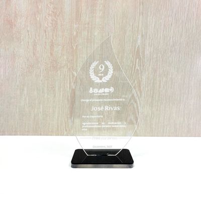 Trofeo en acrílico transparente base acrilico