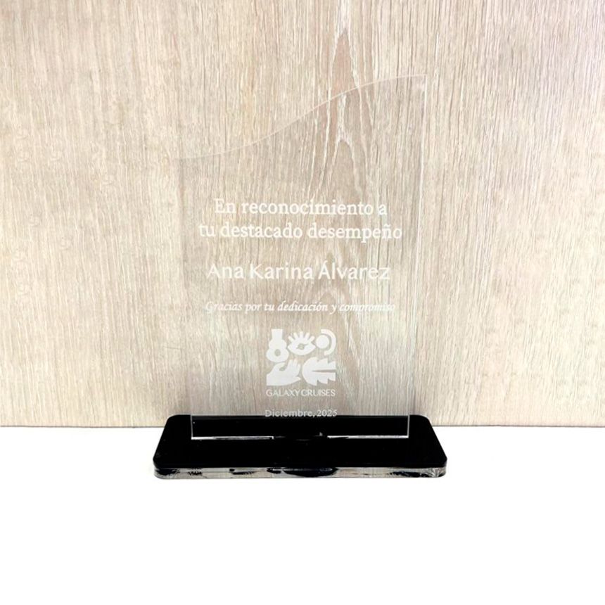 Trofeo en acrílico transparente base acrilico negro