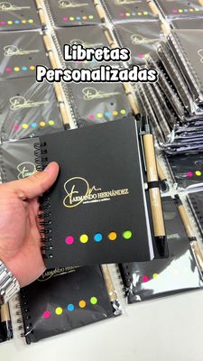 Libreta pasta negra A6 con post it hojas líneas con esfero ecológico