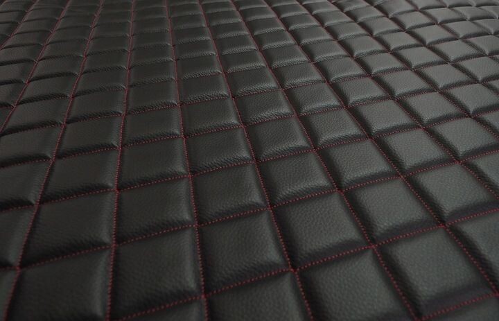 POLSTERSTOFF AUS ÖKO-LEDER GESTEPPTES MATERIAL 10 MM SCHWARZ MIT ROTEM FADEN POLSTERSTOFF AUS ÖKO-LEDER GESTEPPTES MATERIAL 10 MM SCHWARZ MIT ROTEM FADEN