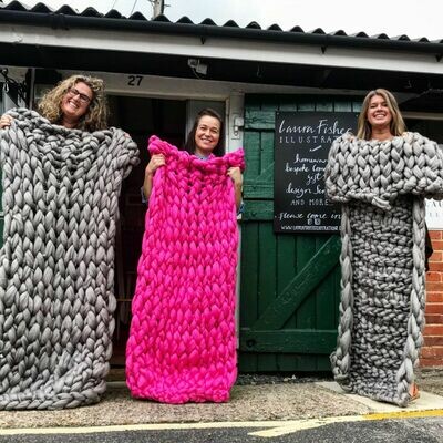 Beginners Arm knit a throw workshop at Manna juice, Elgin