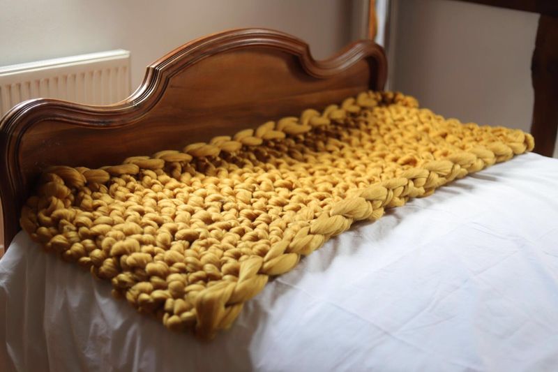 Beginners Arm knit a throw workshop at Johnstons of Elgin