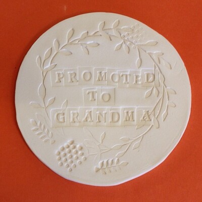 Plaque - round &quot;Promoted to Grandma&quot;