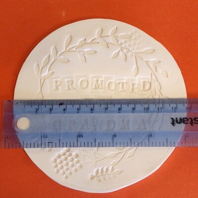 Plaque - round "Promoted to Grandma"