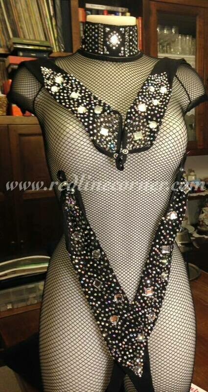 Tuta Rete Fishnet Professionale con Pietre e Strass Swa (REDLINE)   -   Prodotto su ordine, x info contattaci:
info@purplerainpro.eu
