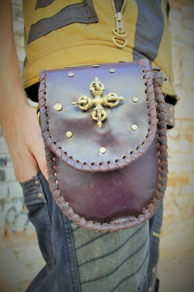BOLSILLO DE CUERO ARTESANAL CON DORJE TIBETANO