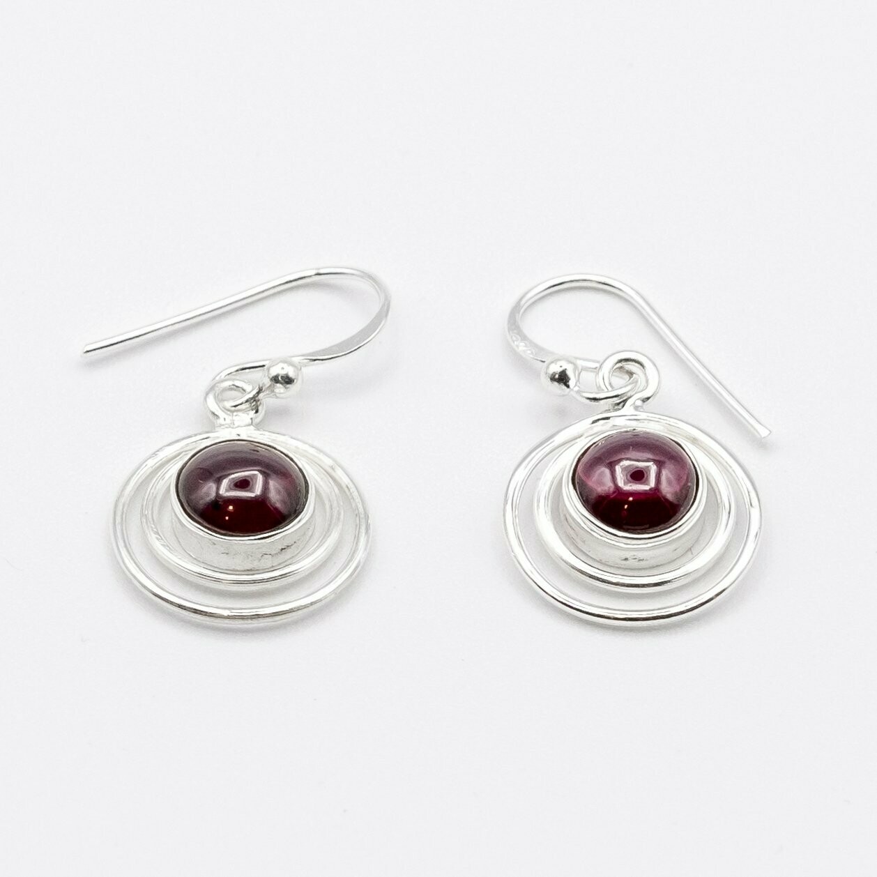 PENDIENTES DEVAKI GRANATE