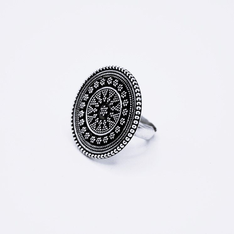 anillo de plata tribal