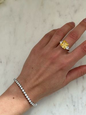 YELLOW QUEEN RING