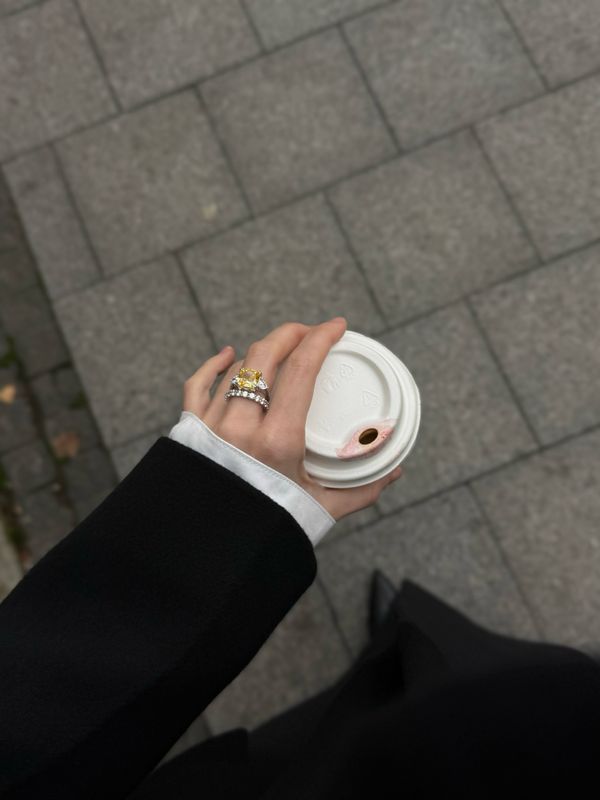 YELLOW QUEEN RING